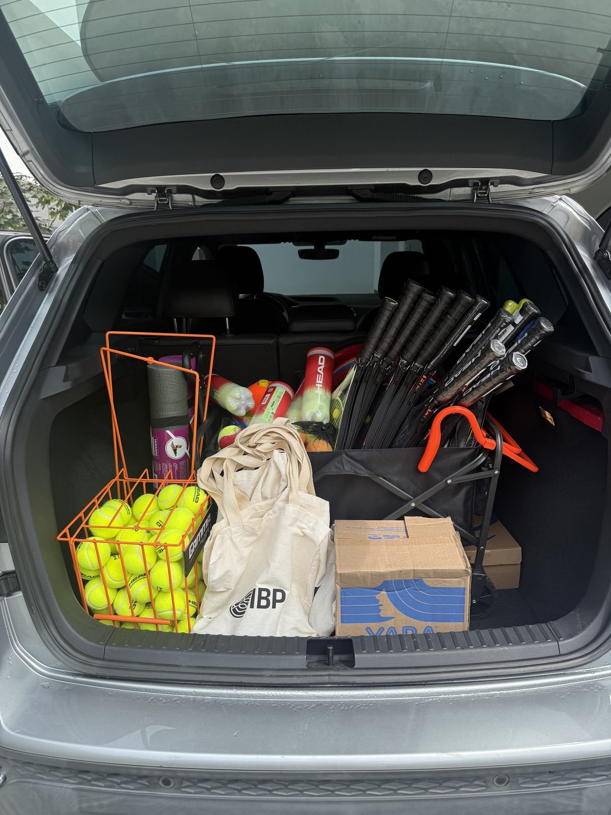 Material no porta-malas do carro